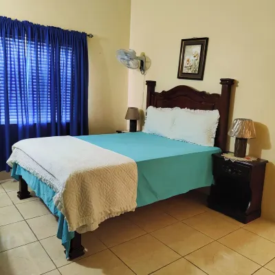 Hidden Gem, Cozy 2-bedroom house with WiFi, AC, Private Pool In Portmore