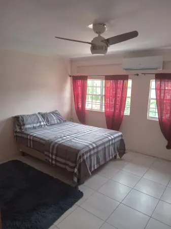 Come Enjoy a stay at Mathew's Hideaway, 10 minute walk to Castries.