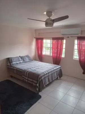 Come Enjoy a stay at Mathew's Hideaway, 10 minute walk to Castries.