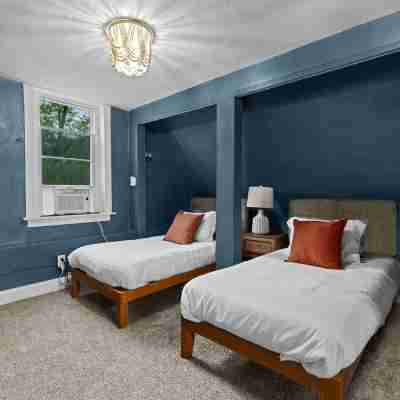 Walk to Restaurants, Cafes & Park Rooms