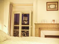Sleep at a shrink's! Top originality! Charming furnished apartment in the heart of town