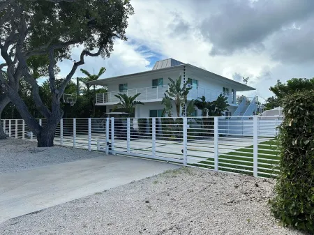 Canal front pool home in Florida key's Islamorada! Access to ocean w/boat lift!!