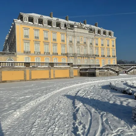 Roof terrace apartment - Right next to the pedestrian zone and Brühl Castle Park.