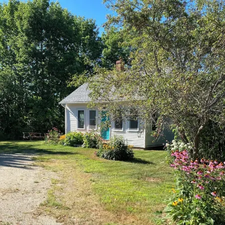 Historic Cottage, Updated, Short Drive to Town. 9 Years of Great Reviews!