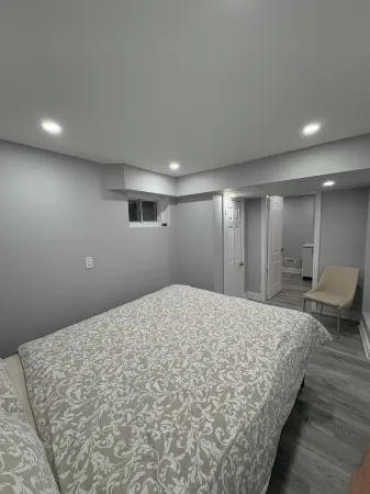 Brand new 1 bedroom Fully Furnished apartment Отели рядом с достопримечательностью «Pearson Convention Center»