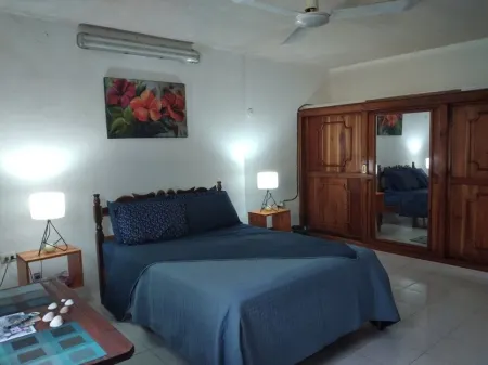 Clean Privet Bedroom/Bathroom -2 mins walk to the Beach