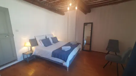 Maison de Village Provençal Classé Idéalement Située Près de Sites Touristiques Отели в г. Ламбеск