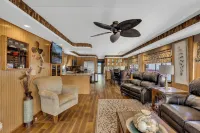 Tranquil Waterside Escape: Premier Houseboat Rental on Center Hill Lake