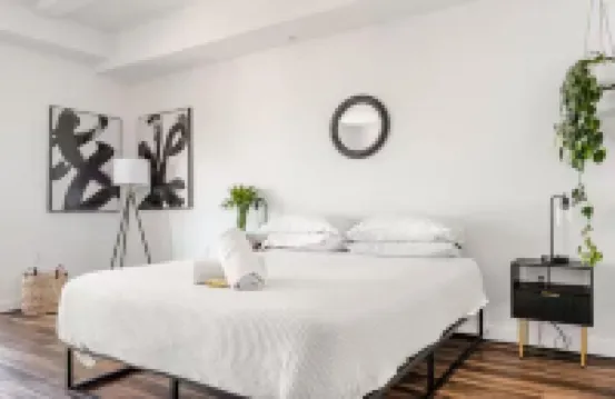 Stunning in Hollywood ,free parking , gym hot jacuzzi ,Rooftop