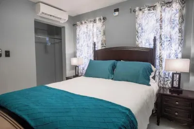 LeLuxe Cedar Valley Suite B Hotel in zona American University of Antigua