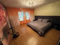 Luxury Poconos retreat with hot tub, sauna, fire pit & patio Hotels in Middle Smithfield Township