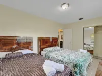 Charming 2-bedroom house in brilliant Miami with WiFi, AC that fits 8 people Hotels in Golden Glades