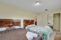 Charming 2-bedroom house in brilliant Miami with WiFi, AC that fits 8 people