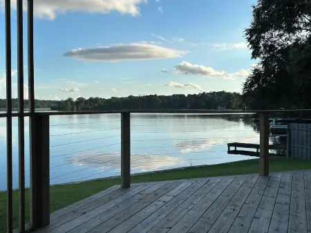 Quiet lakefront condo with the best views on Prestwood lake. Отели в г. Дарлингтон Каунти