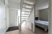 Country house on beautiful waterfront park Hotels in Westerbork