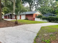 High Springs Hideaway – 4BR w/ Pool & Bar • Near Springs & UF • Walk to Town