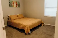 Cozy 2-bedroom condo in heart of Charlotte with AC, WiFi