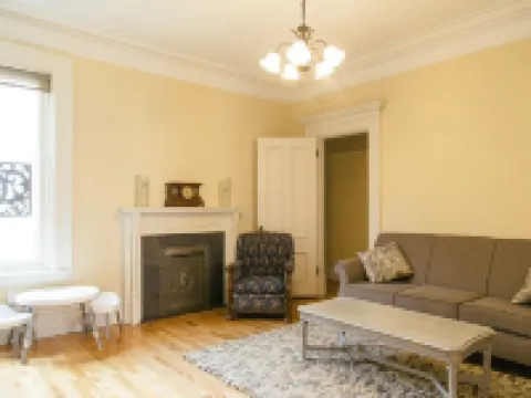 Stunning and spacious heritage home Hoteles en Saint John