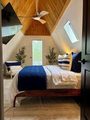 Beautiful Cabin with a ton of amenities! 5 minute walk to the lake!