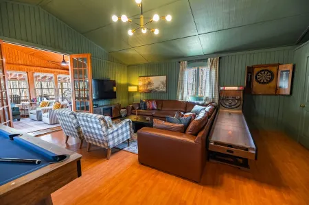 Large cabin-Game Room,Hot tub,Kid Friendly
