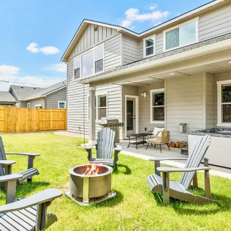 Bend Luxury • Hot Tub • Game Room • Near Downtown