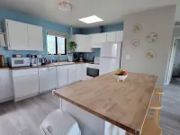 Cozy Cottage: Panoramic Lake Views, WiFi, Deck