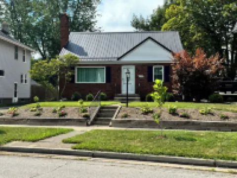 Adorable, Peaceful Retreat In Premier Fort Wayne Location, Sycamore House