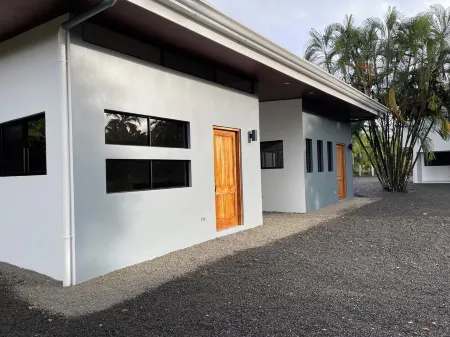 Private Studio, 90 seconds to the beach, with AC, WiFi, & Pool Отели в г. Нандаюре