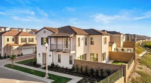 4-bedroom house in charming Irvine with WiFi, AC. Book your stay now