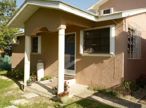 Beautiful One Bedroom Apartment Private with Free Parking and WiFi.  Near beach