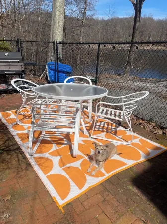 Enchanting Lake front chalet with backyard and fire pit. Dog friendly.