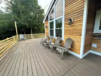 3 Bedroom Chalet with Hot tub on 3 private acre in the foothills of White Mnts Hotel a Alexandria