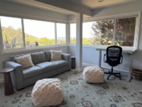 Charming Studio-bedroom house with AC and WiFi in lovely Belmont