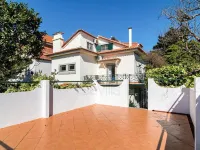 Charm Villa in Parede, few meters from the Beach. Beautiful garden with Jacuzzi Hotel a Parede