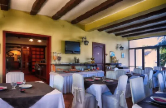 IMMERSED IN THE GREEN BETWEEN SEA AND MOUNTAINS