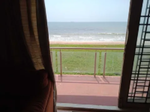 Next to the beach. Swimming pool.safe for family.beautiful sunraise & sunset