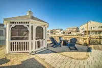 Waterfront Beach Haven West Home w/ Boat Dock - Kæledyr tilladt