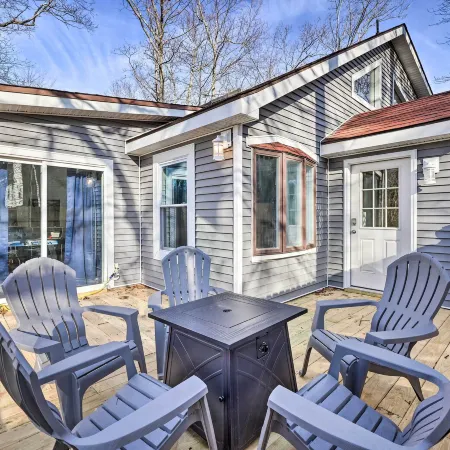 Hot Tub, Fire Pit and Game Room Tobyhanna Home!