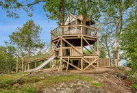 Luxury Mountain Retreat with Hot Tub and Scenic Views - Exquisite Cabin