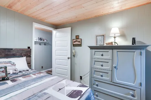 Kingston Cabin Rental Walk to Lake Texoma Beaches - 3-Star