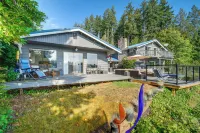 Waterfront Allyn Retreat w/ Guest House & Beach! - 3 tähden