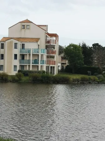 Appart.t2 Avec vue lac ,150m de la Mer. Dans Village de Vacances 5 Piscines
