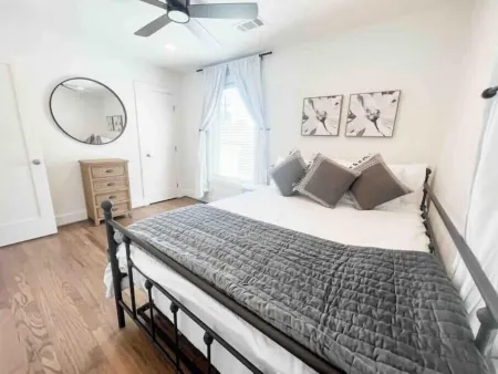 Beautiful 2BR Condo in Homewood next to SOHO Отели рядом с достопримечательностью «Университет Самфорд»