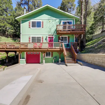 Remodeled Crestline Retreat Walk to Lake Gregory!