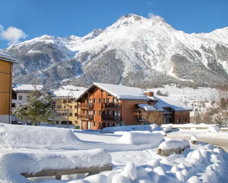 Apartment for 8 people with parking Hotels in Bramans