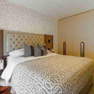Your Malecon Haven: Air C , Heat & Nearby Eats. Rooms