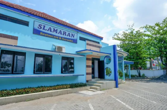 RedDoorz Plus Syariah Near Stasiun Pekalongan 2 Hotels in West Pekalongan