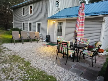 Charming 3-bedroom renovated farmhouse in Cooperstown with Wi-Fi and AC