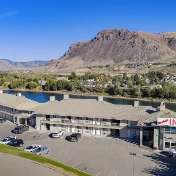 Riverland Inn & Suites