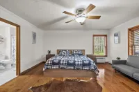 Indoor Pool/Hottubgameroom/Ski Resorts4Br #1 Community in the Heart of Poconos